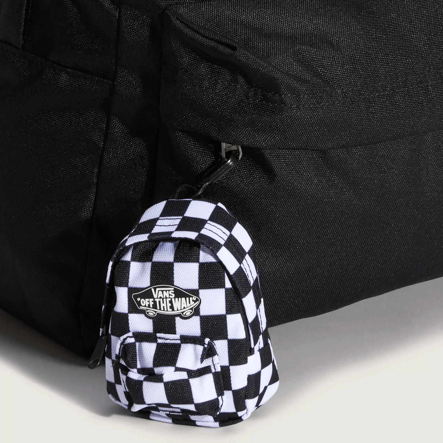 Vans Micro Old Skool Backpack Keychain Black-White - Image 3